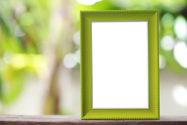 Modern resim çerçevesi bir ahşap zemin üzerinde yer.