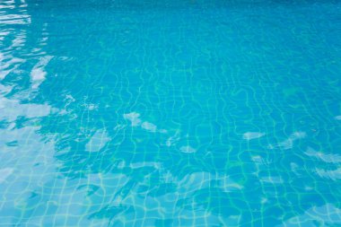 havuz suyu mavi renkli yüzey.