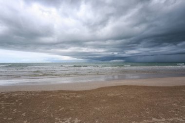 Deniz plaj ve yağmur bulut gökyüzü.
