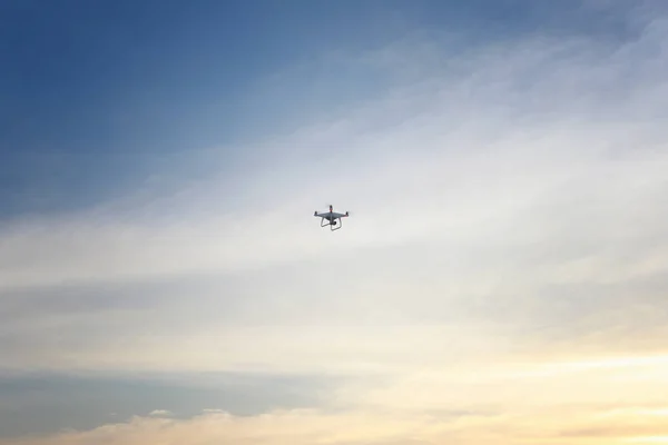 Drone en el cielo de la noche . —  Fotos de Stock