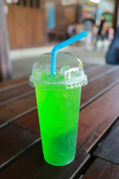 Grüne Limonade im Glas. — Stockfoto