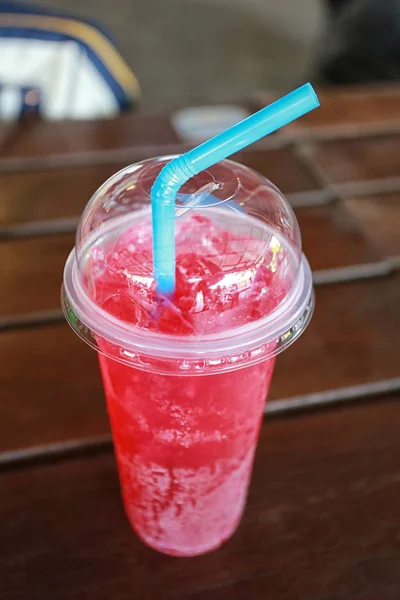 Rode soda frisdrank in glas. — Stockfoto