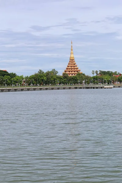 Wat Nong wang i bueng Kaennakorn laguny morze w ciągu dnia. — Zdjęcie stockowe