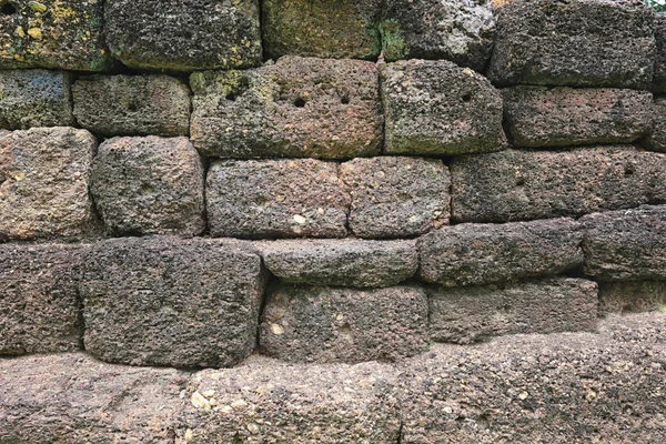 Antiguas murallas de la antigua ciudad en el campo . — Foto de Stock