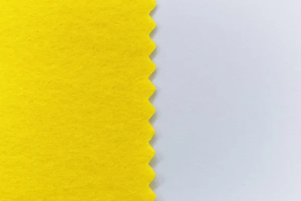 Żółty tkaniny na białym papierze i mają miejsce. — Zdjęcie stockowe