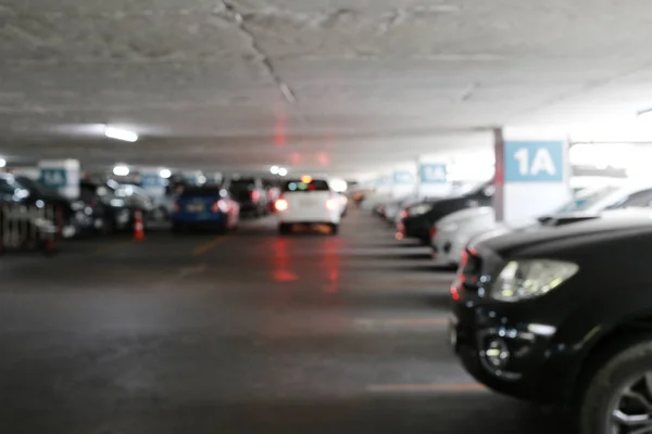 Carros embaçados estacionamento e luz bokeh . — Fotografia de Stock