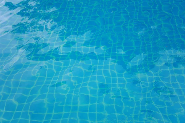 havuz suyu mavi renkli yüzey.