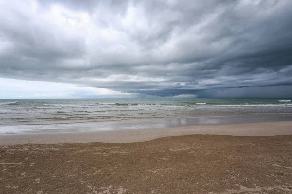 Deniz plaj ve yağmur bulut gökyüzü.