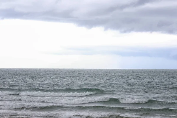 Deniz plaj ve yağmur bulut gökyüzü.