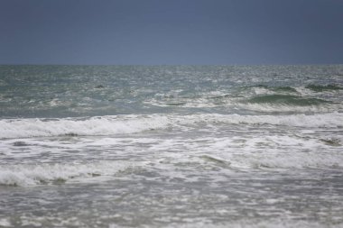 Deniz plaj ve yağmur bulut gökyüzü.