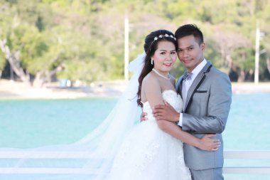 Asyalı çiftler açık öncesi düğün fotoğrafçılığı, mekanlar sahil Tayland deniz, aşk ve aile hayatının başlangıcı kavramı.