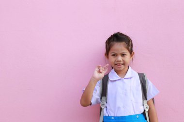 Asyalı kızlar okul üniformalı mutlu eğitim ve sağlık kavramı içinde gülümseyen.