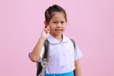 Asyalı kızlar okul üniformalı mutlu eğitim ve sağlık kavramı içinde gülümseyen.