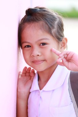 Asyalı kızlar okul üniformalı mutlu eğitim ve sağlık kavramı içinde gülümseyen.