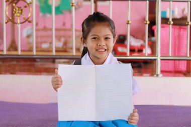 Eğitim ve öğrenme kavramı içinde okul üniforması ve boş kitapta Asyalı kızlar.