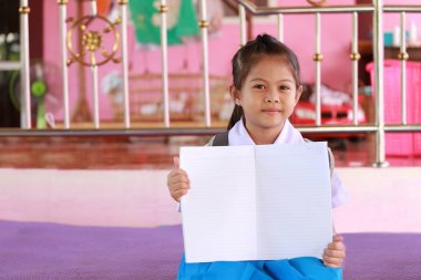 Eğitim ve öğrenme kavramı içinde okul üniforması ve boş kitapta Asyalı kızlar.