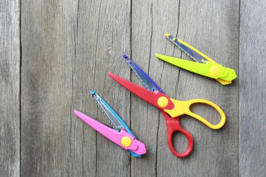 Plastik makas kahverengi ahşap üzerine Lay.