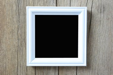 Modern resim çerçevesi ahşap duvar üzerinde.