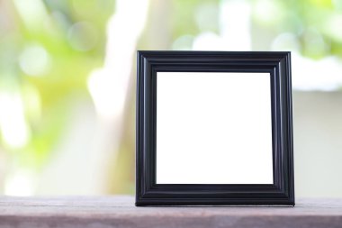 Siyah Modern resim çerçevesi ahşap duvar üzerinde.