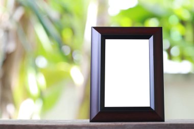 Modern resim çerçevesi bir ahşap zemin üzerinde yer.