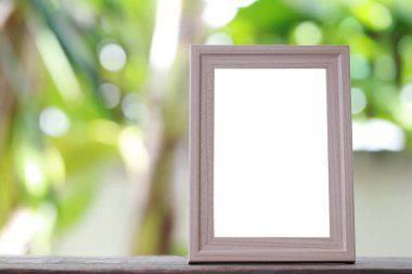 Modern resim çerçevesi bir ahşap zemin üzerinde yer.