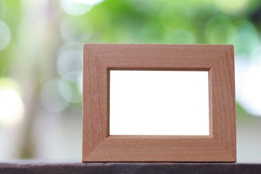 Modern resim çerçevesi bir ahşap zemin üzerinde yer.