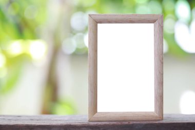 Modern resim çerçevesi bir ahşap zemin üzerinde yer.