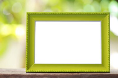 Modern resim çerçevesi bir ahşap zemin üzerinde yer.