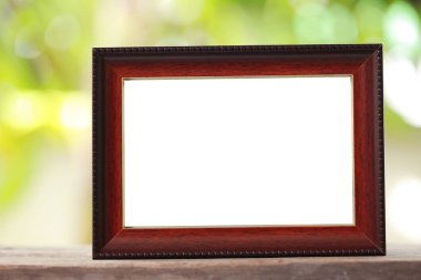 Modern resim çerçevesi bir ahşap zemin üzerinde yer.