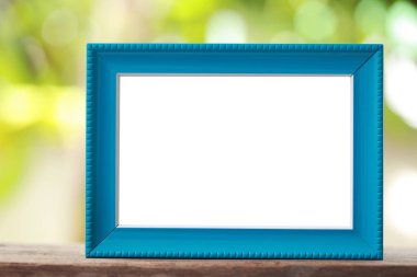 Modern resim çerçevesi bir ahşap zemin üzerinde yer.