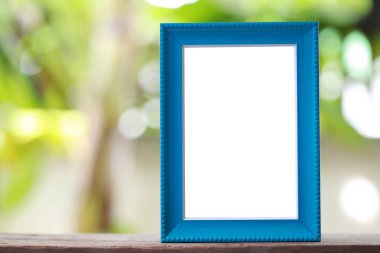 Modern resim çerçevesi bir ahşap zemin üzerinde yer.