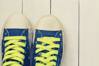 Beyaz ahşap zemin zemin üzerine eski spor ayakkabı.