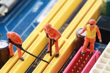 Bir işçi fikir madenciler bilgisayar mainb cevheri için kazma