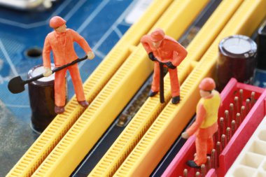 Bir işçi fikir madenciler bilgisayar mainb cevheri için kazma