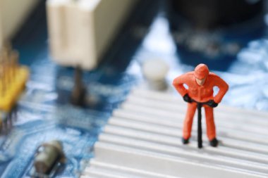 Bir işçi fikir madenciler bilgisayar mainb cevheri için kazma