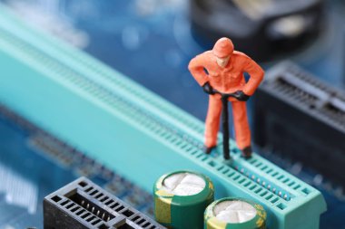 Bir işçi fikir madenciler bilgisayar mainb cevheri için kazma