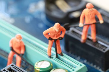 Bir işçi fikir madenciler bilgisayar mainb cevheri için kazma