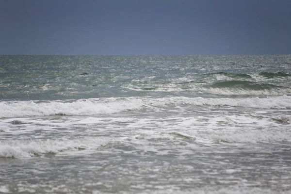 Deniz plaj ve yağmur bulut gökyüzü.