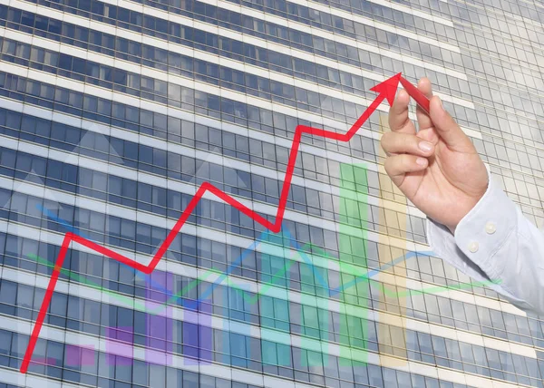 Mano del hombre de negocios que usa la pluma roja que apunta al gráfico superior del negocio — Foto de Stock