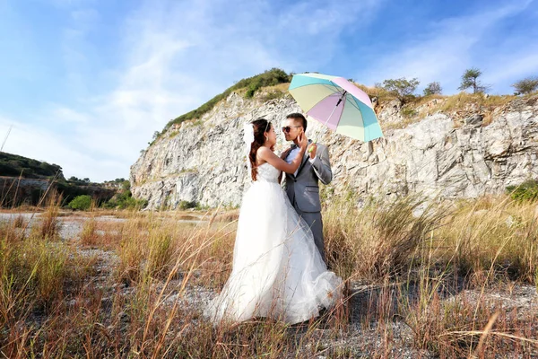 亚洲情侣婚前摄影在悬崖地区 泰国著名的象岛旅游景点 — 图库照片