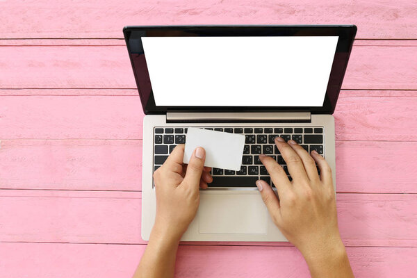 Деловой человек держит чистую карточку на ноутбуке в соавторстве
