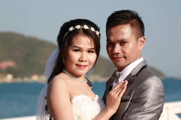 亚洲情侣在户外婚礼前拍照 在泰国海边的地理位置 爱的概念和家庭生活的开始 — 图库照片