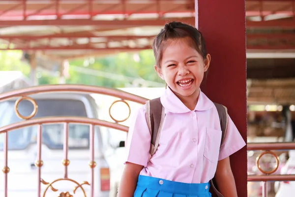 Asyalı kızlar okul üniformalı mutlu eğitim ve sağlık kavramı içinde gülümseyen.