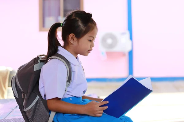 Chicas Asiáticas Uniforme Escolar Ver Libro Mano Concepto Educación Aprendizaje — Foto de Stock