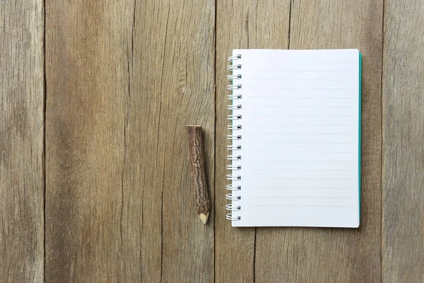 not etmek kitap bir kahverengi ahşap zemin yerleştirilir.