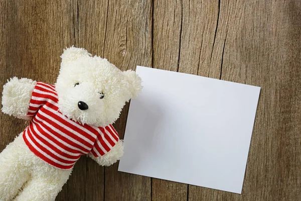 Oso de peluche se coloca en el suelo de madera marrón viejo . —  Fotos de Stock