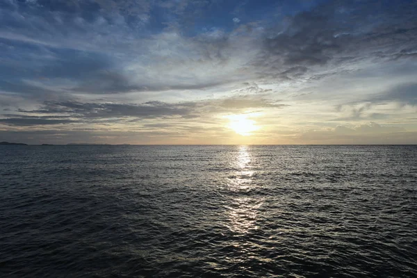 Puesta de sol en el mar en Tailandia . — Foto de Stock