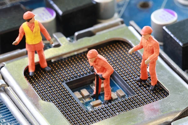 Mineurs travaille sur la prise cpu de la carte mère . — Photo