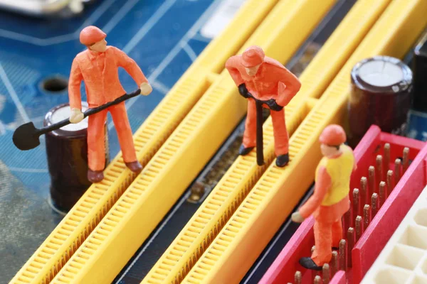 Bir işçi fikir madenciler bilgisayar mainb cevheri için kazma