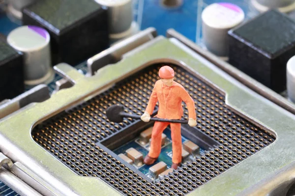 Idee eines Arbeiters ist Bergleute graben nach Erz auf Computer-Mainb — Stockfoto